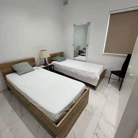 Spacious Back Terrace Prime Location Apartment *
