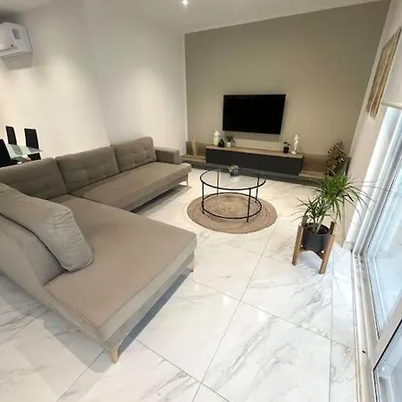 Spacious Back Terrace Prime Location