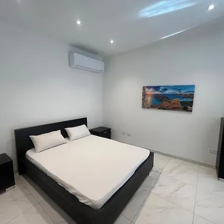 Apartment Spacious Back Terrace Prime Location