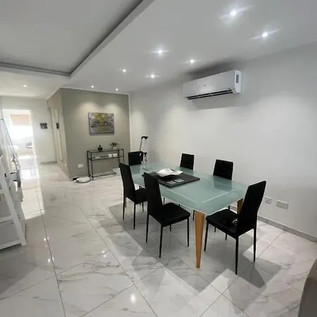 Spacious Back Terrace Prime Location Apartment *