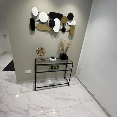 Spacious Back Terrace Prime Location Apartment